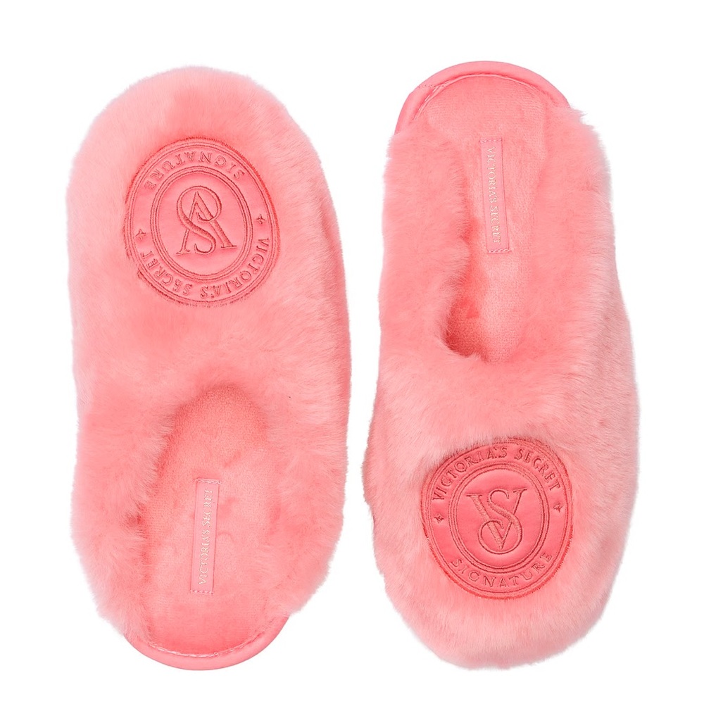 NWT VICTORIA'S SECRET
Closed-Toe Faux Fur Slippers